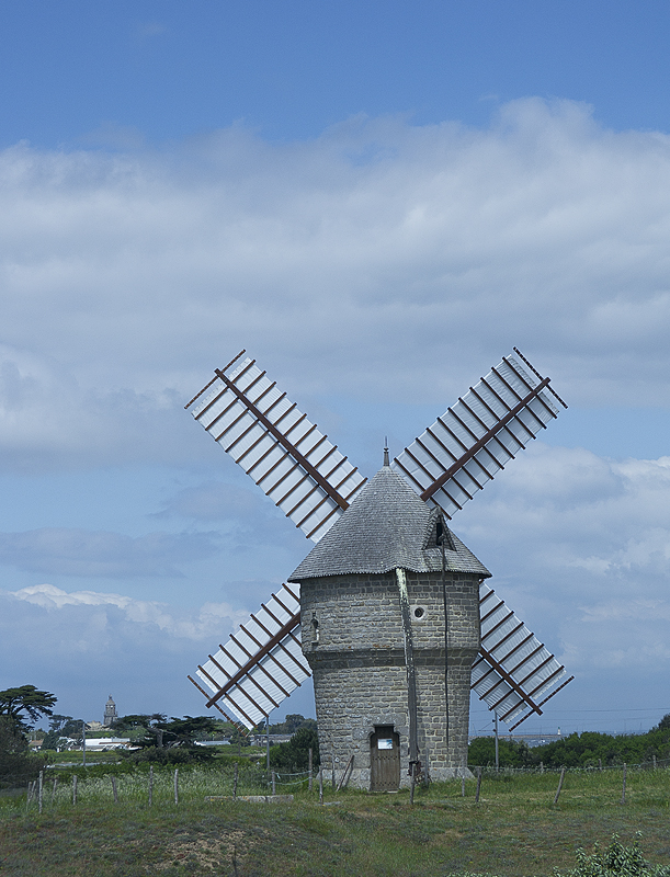 Tour Loire 05 - 201520150515_05155551 als Smartobjekt-1 Kopie.jpg - Bei der Weiterfahrt auf der anderen Seite der Loire entdeckten wir diese Windmühle